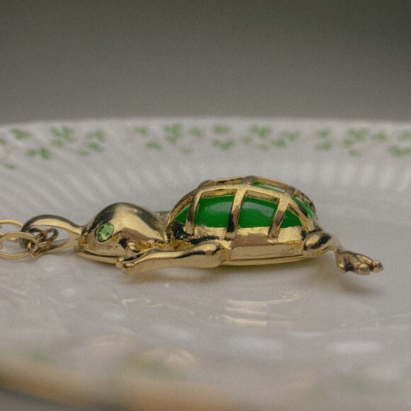 Lilly Pulitzer Green Oval Cabochon Frog Animal Gold Pendant Long Chain Necklace - Picture 3 of 12